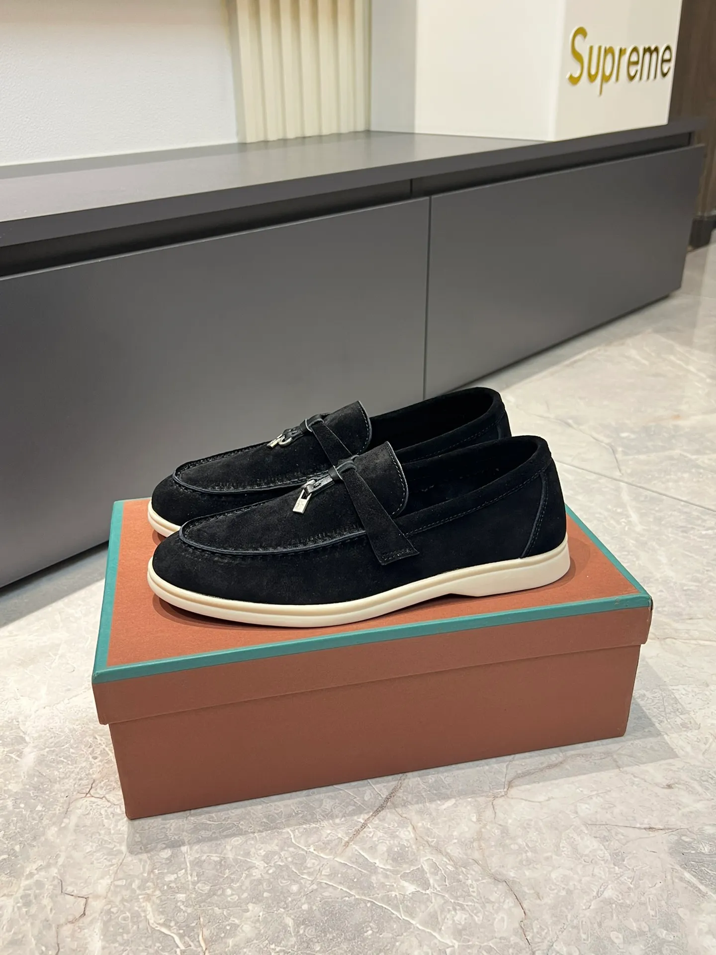 Men's shoes 💰p360 "Loro men's shoes 💰pian'*" Classic L men's shoes for couples 💰p Top version British flat loafers, a must-have item in old money style, the minimalist design is eye-catching and durable, a plus point for dressing The soft foot feel and texture are outstanding. They don’t scratch your feet and are very nice. They are matched with soft and waxy soles. They can be worn daily for a long time without getting tired. They are easy to wear, versatile and classic items, with perfect foot feel and texture! Imported cashmere fabric, the lining is made of imported A-grade water-dyed cow lining, the top version of the genuine leather midsole is sewn with pure handmade mark thread! Size: Female 35-40 (34. Customized) Male 38-44 (45.46. Customized)